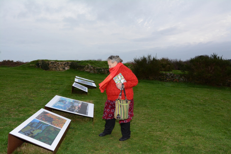 Collaboration CMN et ATD Quart-Monde – Cairn de Barnenez à Plouézoc’h – Exposition : « Qui suis‑je devant le monde de Barnenez Écritures graphiques de visiteurs » – Jeannine Pierrat sur le site devant ses œuvres – 2017 à 2019