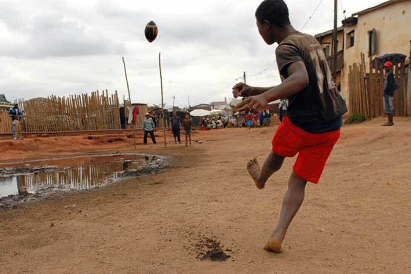 Pas de stade de rugby dans le bidonville d’Antohomadinika, mais un bout de terrain et le geste juste de ce jeune rugbyman, tout en équilibre, qui envoie le ballon entre les perches.