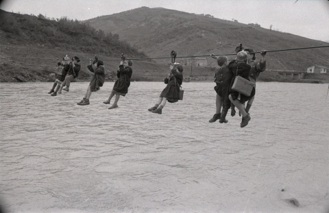 Photo de couverture : Pour aller à l’école