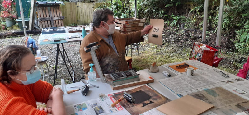 Collaboration entre La galerie Les Moyens du Bord (Morlaix), l’artiste Bertrand Menguy (Morlaix) et le groupe local ATD Quart Monde de Landerneau Atelier de typographie chez l’artiste 2018 à 2021