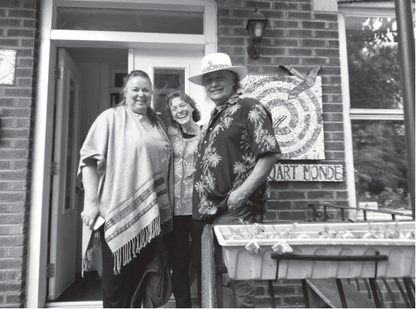 Marie-Josée Tardif, Françoise Barbier et Dominique Rankin devant la Maison Quart Monde à Montréal